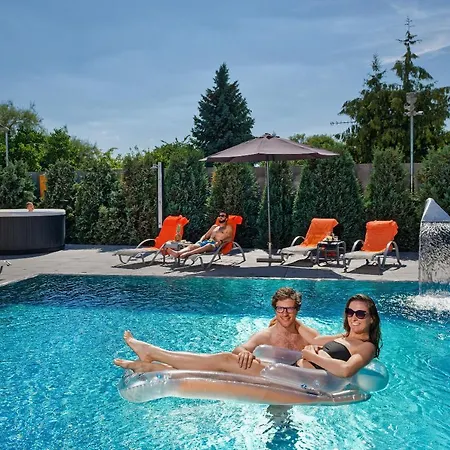 Aura Design & Garden Pool 3* Prague