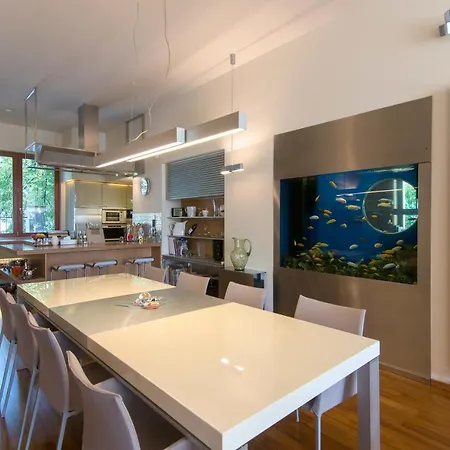 Huge Luxury Villa, 6 Beds And Baths, Terraces, Double Garage Villa Prague