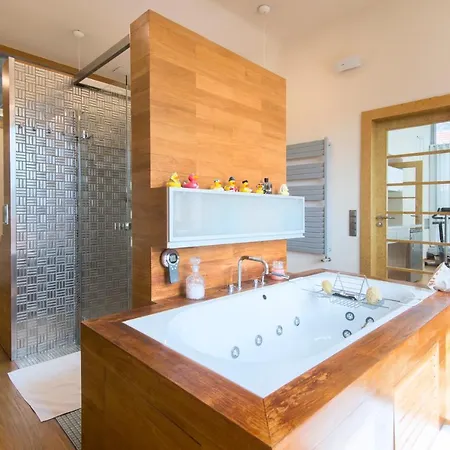 Villa Huge Luxury Villa, 6 Beds And Baths, Terraces, Double Garage Prague