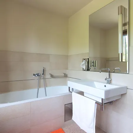 Villa Huge Luxury Villa, 6 Beds And Baths, Terraces, Double Garage