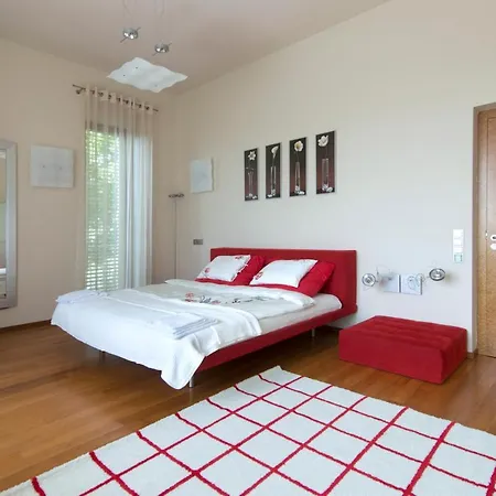 Huge Luxury Villa, 6 Beds And Baths, Terraces, Double Garage Prague