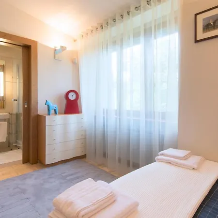 Villa Huge Luxury Villa, 6 Beds And Baths, Terraces, Double Garage Prague