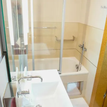 Villa Huge Luxury Villa, 6 Beds And Baths, Terraces, Double Garage *