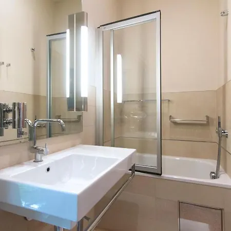Villa Huge Luxury Villa, 6 Beds And Baths, Terraces, Double Garage Prague