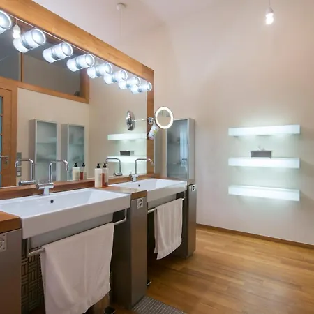 Huge Luxury Villa, 6 Beds And Baths, Terraces, Double Garage Villa Prague