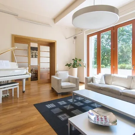 Huge Luxury Villa, 6 Beds And Baths, Terraces, Double Garage Villa Prague