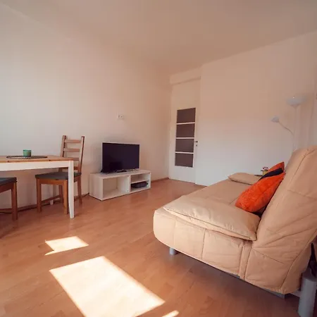 Falcon Street No.72 Apartment
