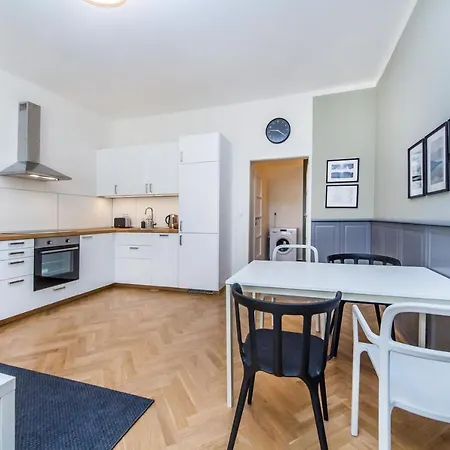 Flora Apartment *