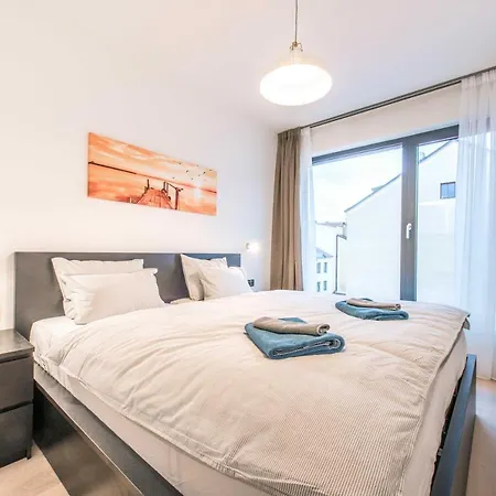 Quiet & New Near Center With Garage Apartment
