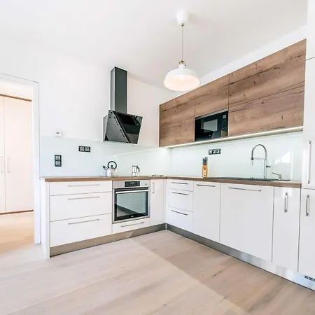 Quiet & New Near Center With Garage *