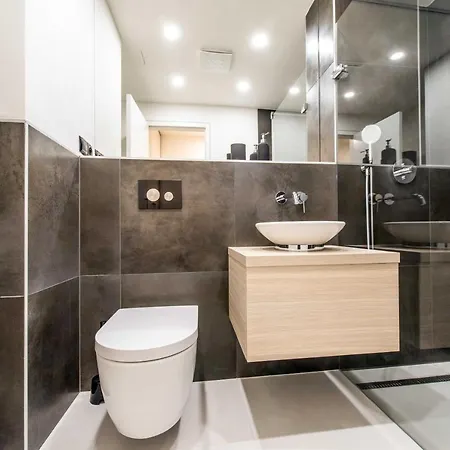 Quiet & New Near Center With Garage Apartment *