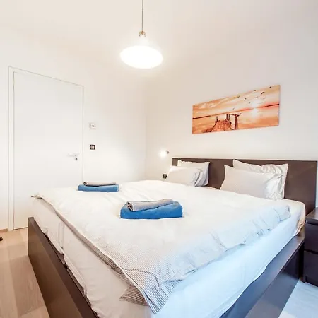 Quiet & New Near Center With Garage Apartment