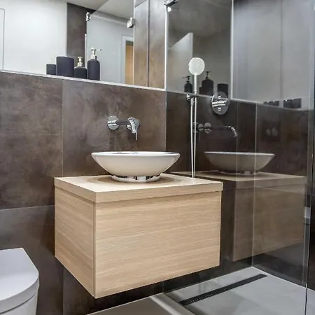 Quiet & New Near Center With Garage * Prague