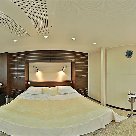 Rohan Boat Hotel en barco Praga