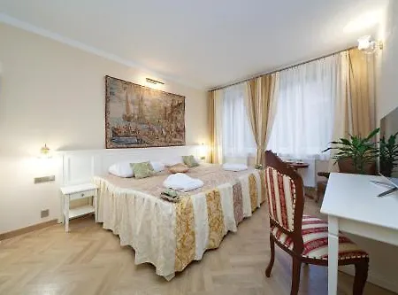 Louren - The Bridge Inn Aparthotel