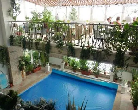 White House 3*
