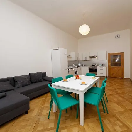 Apartment Manesova 4 *
