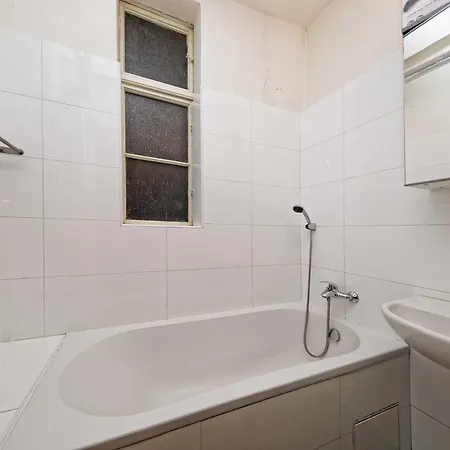 Apartment Manesova 4 *