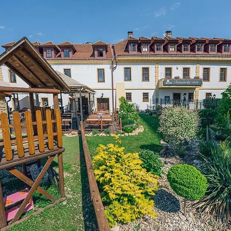Svatojansky Dvur 4* Prága