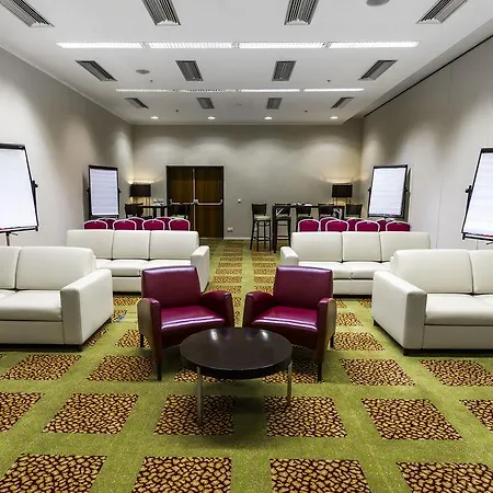 Courtyard By Marriott Airport Hotel