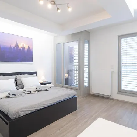 Bright Studio, 10min Centre, Free Parking Apartment