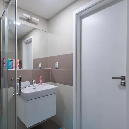 Bright Studio, 10min Centre, Free Parking Apartment