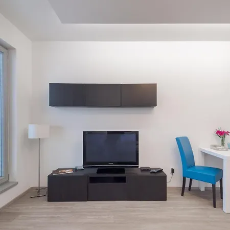 Apartment Bright Studio, 10min Centre, Free Parking