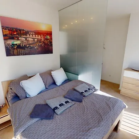 Onsite Free Garage Parking, 10min Centre By Bus Apartment *