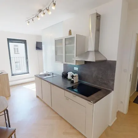 Onsite Free Garage Parking, 10min Centre By Bus Apartment