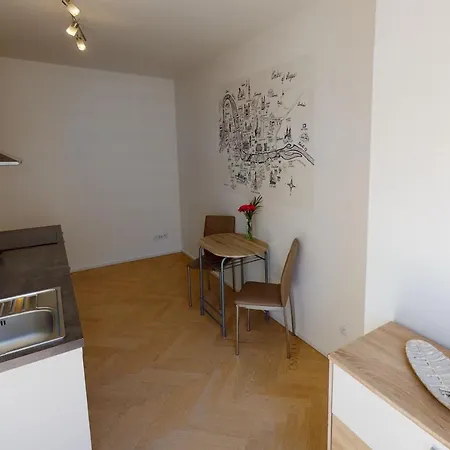 Onsite Free Garage Parking, 10min Centre By Bus Apartment