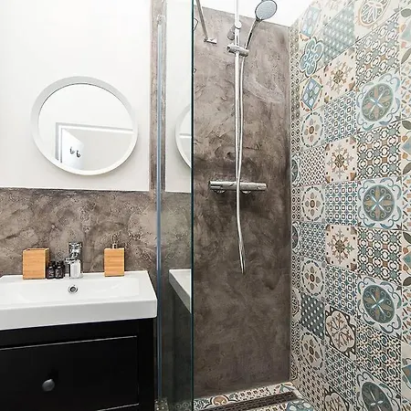 Designer By Beautiful Park & Church Apartment *