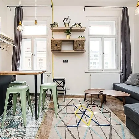Designer By Beautiful Park & Church Apartment *