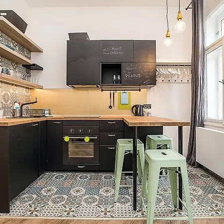 Designer By Beautiful Park & Church Apartment
