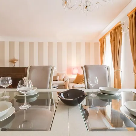 Charles Bridge Royal - Castle District Apartment *