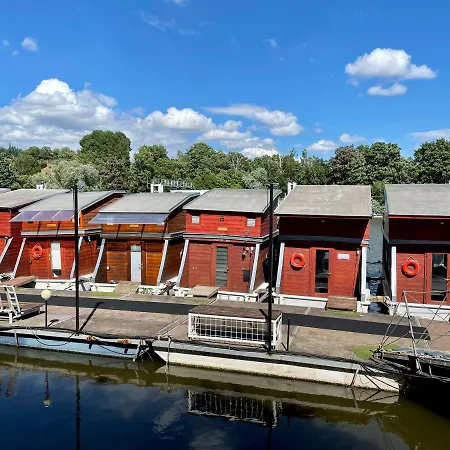 Houseboat Ginger