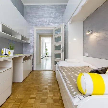 Stylish 5 Minutes Walk From City Center