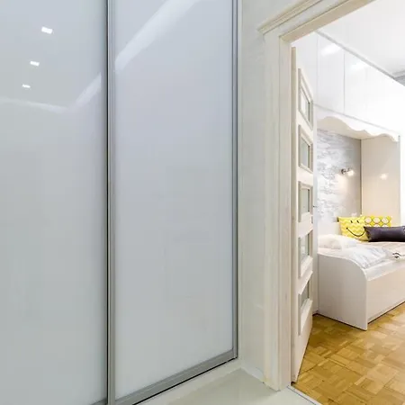 Stylish 5 Minutes Walk From City Center