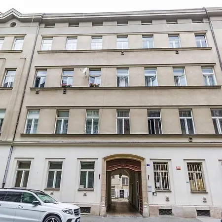 Stylish 5 Minutes Walk From City Center Apartment *