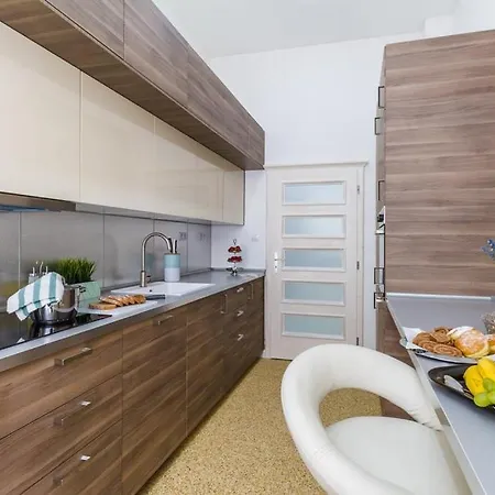 Stylish 5 Minutes Walk From City Center