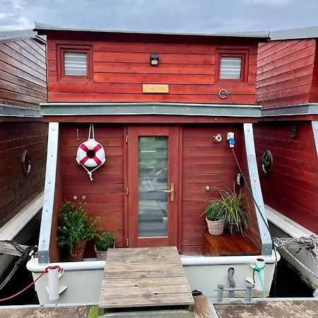 Botel Houseboat Ginger