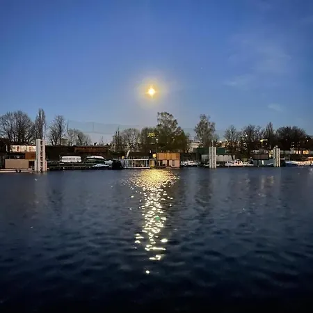 Botel Houseboat Ginger Praag