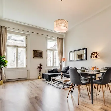 Apartment Charles Bridge - 3 Bedroom - Old Town *
