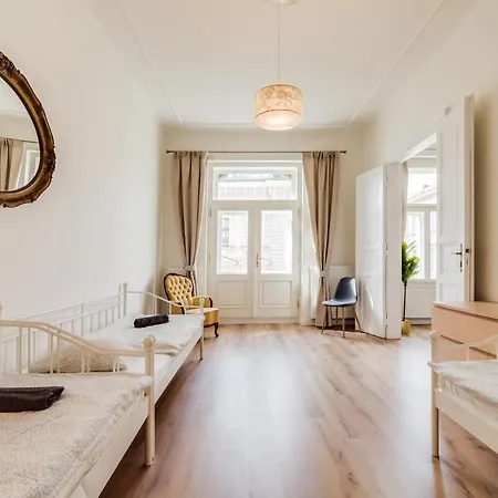 Apartment Charles Bridge - 3 Bedroom - Old Town