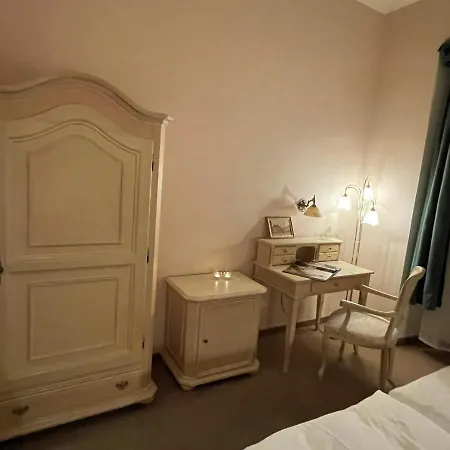 U Cervene Zidle - Red Chair فندق براغ