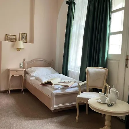 U Cervene Zidle - Red Chair 3* براغ