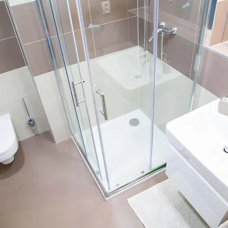Apartment Bright Studio, 10min Centre, Free Parking