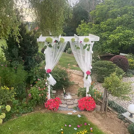Apartment Royal Garden With A Pool Prag