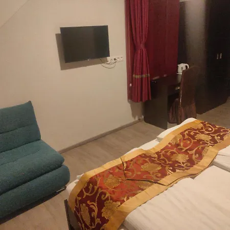 Sun-house Pension&restaurant -parkingfree- 3* Praga