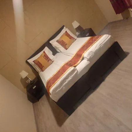 Hotel Sun-house Pension&restaurant -parkingfree- Praga