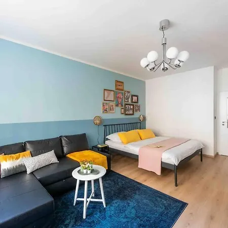 Colourful Modern Flat / Balcony / Charles Bridge Apartman Prága